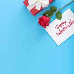 情人节一天礼物卡问候词设计概念女人发送礼物充满活力的蓝色的背景前视图开销