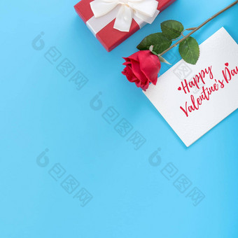 情人节一天礼物卡问候词设计概念女人发送礼物充满活力的蓝色的背景前视图开销