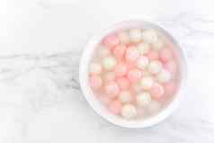 唐元汤圆美味的红色的白色大米饺子球小碗前视图平躺亚洲节日食物冬天冬至节日