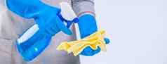 年轻的女人管家清洁白色表格围裙蓝色的手套喷雾更清洁的湿黄色的破布关闭复制空间空白设计概念