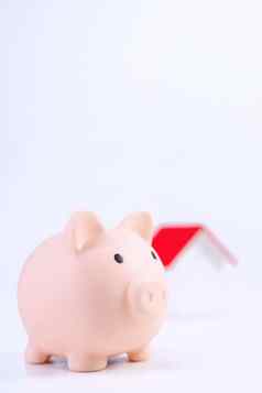 金融康佩特小猪银行美丽的红色的白色木房子模型白色背景储蓄钱买保险关闭复制空间
