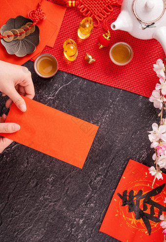 设计概念中国人月球1月一年女人持有给红色的信封这战俘在香港堡幸运的钱前视图平躺开销词’chun’意味着未来春天