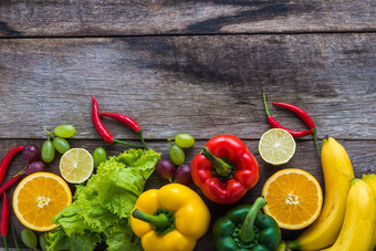 新鲜的蔬菜水果健身晚餐木背景前视图食物概念