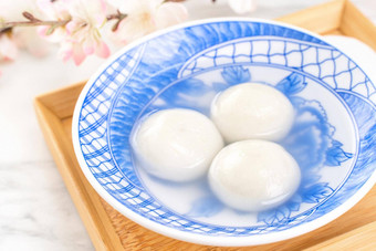 美味的唐元元宵小碗亚洲传统的节日食物大米饺子球塞馅料中国人灯笼节日关闭