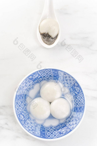 唐元汤圆元宵小碗塞芝麻馅料前视图平躺美味的亚洲食物大米饺子球节日