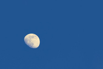 完整的月亮清晰的黑暗蓝色的晚上天空