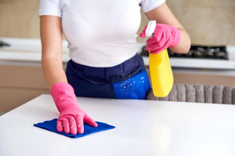 女人清洁首页表格消毒厨房表格表面消毒液喷雾瓶