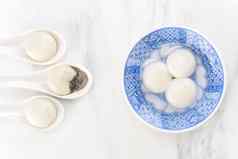 唐元汤圆元宵小碗塞芝麻馅料前视图平躺美味的亚洲食物大米饺子球节日
