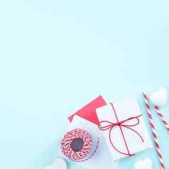 母亲的一天情人节一天手工制作的礼物设计概念包装礼物盒子孤立的柔和的光蓝色的颜色背景平躺前视图