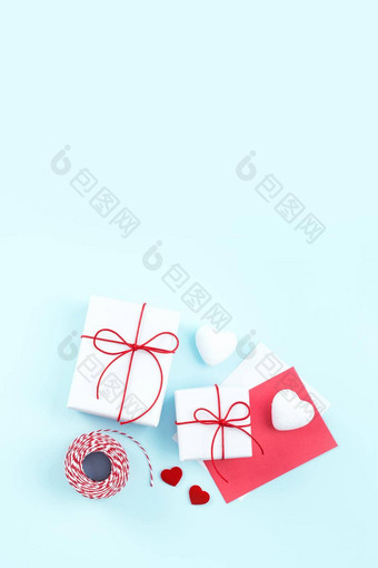 情人节一天母亲的一天手工制作的礼物设计概念包装礼物盒子孤立的柔和的光蓝色的颜色背景平躺前视图