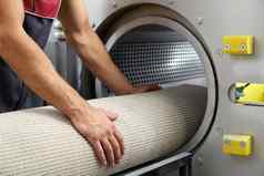 男人。操作干燥机地毯清洁专业地毯清洁服务