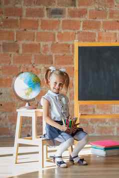肖像学校幼儿园女孩前面黑板上铅笔