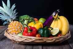 健康的食物概念新鲜的有机蔬菜篮子