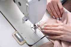 女人缝纫机裁缝工作室现代讲习班商店