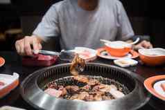 牛肉猪肉片网格烧烤日本风格烤肉