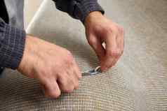 特写镜头手切割字符串地毯剪刀地毯清洁服务
