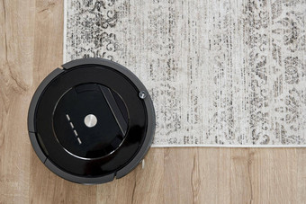 机器人真空更清洁的地板上舒适的现代生活房间