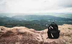 山峰岩石景观山全景黑色的旅游袋