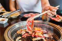 生牛肉片烧烤日本风格烤肉