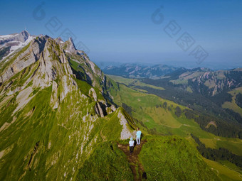 女人背包站前山女孩旅行美丽的的地方达到目标山脊萨克斯卢克kreuzbergealpstein阿彭策尔内罗登瑞士