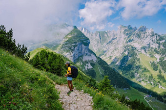 女人背包站前山女孩旅行美丽的的地方<strong>达到目标</strong>山脊萨克斯卢克kreuzbergealpstein阿彭策尔内罗登瑞士