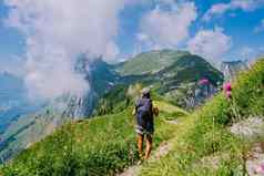 女人背包站前山女孩旅行美丽的的地方达到目标山脊萨克斯卢克kreuzbergealpstein阿彭策尔内罗登瑞士