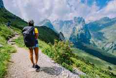 女人背包站前山女孩旅行美丽的的地方达到目标山脊萨克斯卢克kreuzbergealpstein阿彭策尔内罗登瑞士