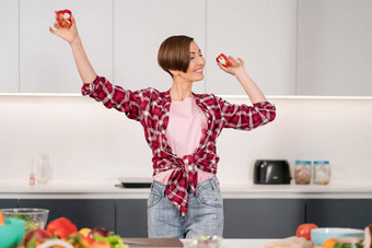 关闭短头发女人红色的衬衫玩食物减少片甜蜜的纸烹饪白色厨房健康的食物<strong>首页</strong>健康的食物离开概念慢运动fhd镜头