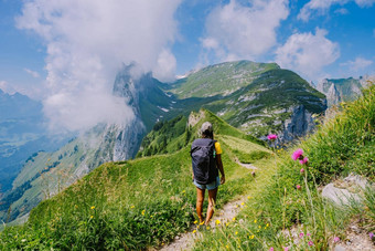 女人背包站前山女孩旅行美丽的的地方<strong>达到目标</strong>山脊萨克斯卢克kreuzbergealpstein阿彭策尔内罗登瑞士