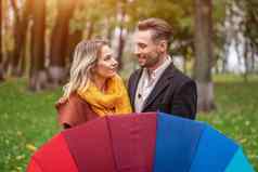 隐藏彩虹彩色的伞眼睛美丽的爱夫妇站公园美丽的夫妇秋天公园多雨的天气
