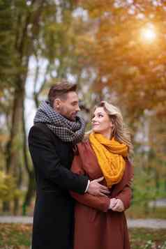 雷太阳闪亮的爱的夫妇男人。女人拥抱微笑秋天公园户外拍摄年轻的夫妇爱伟大的时间健美的图像