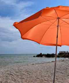 橙色海滩伞海阳光明媚的一天