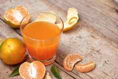 玻璃橘子汁新鲜的去皮水果
