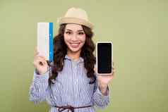 年轻的亚洲女旅行者手持有智能手机票购买概念