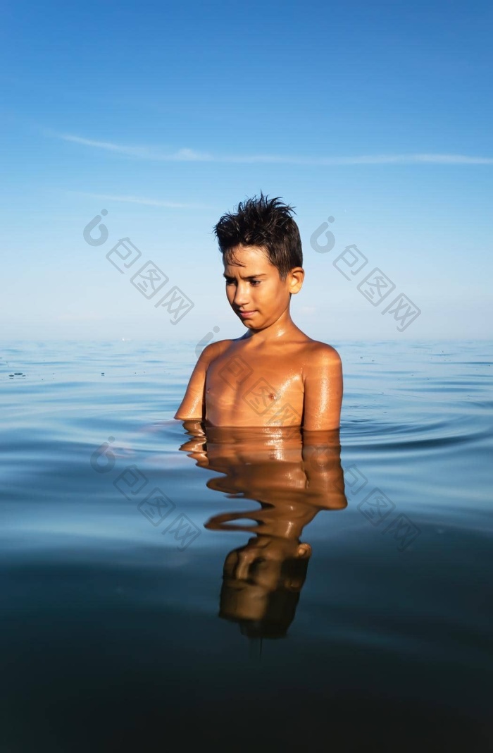 男孩沐浴海