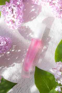 粉红色的香水瓶淡紫色分支光阴影概念广告香水瓶香水文本花芳香疗法布局