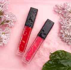 唇光泽水滴粉红色的背景概念瓶唇光泽标签美容装饰化妆品