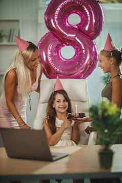 家庭庆祝虚拟生日聚会，派对在线