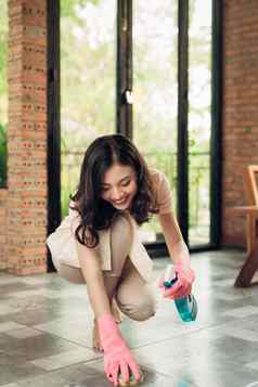 做家务管家概念女人清洁地板上拖把在室内