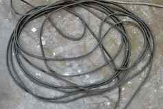 电缆权力绳子纠结的混乱地板上工作场所电线地板上