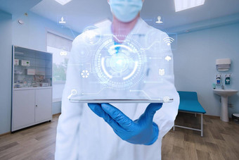 医生实验室穿手套持有平板电脑显示未来主义的技术科学家内部<strong>车间</strong>选项卡展示现代<strong>自动化</strong>