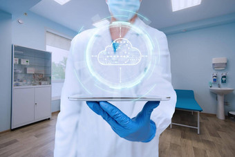 医生实验室穿手套持有平板电脑显示未来主义的技术科学家内部车间选项卡展示现代自动化