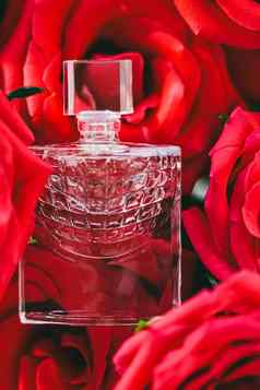 红色的玫瑰香水夏天香水奢侈品礼物美平铺背景化妆品产品