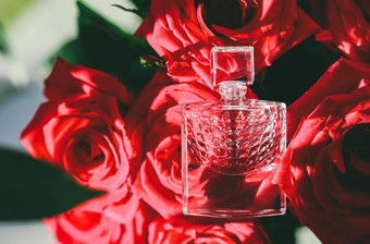 香水botlles美丽的花束玫瑰夏天香水奢侈品礼物美平铺背景化妆品产品