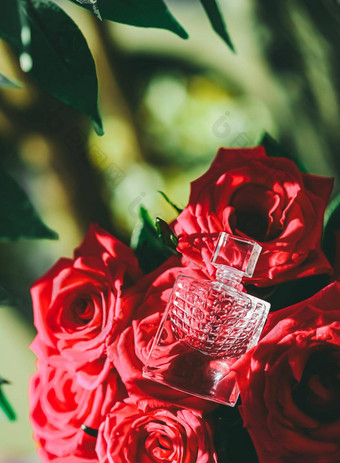 女孩香水气味红色的玫瑰香水奢侈品礼物美平铺背景化妆品产品