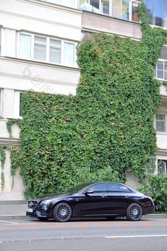 黑色的梅塞德斯-奔驰s级车停车很多面板房子