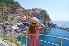 旅行者女孩享受假期意大利年轻的女人穿他衣服意大利村manarola海