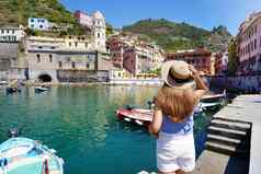 年轻的女旅游风景如画的小镇vernazza五渔村意大利