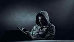 匿名互联网黑客前面电脑网络犯罪概念
