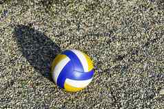 关闭彩色的排球球海卵石海滩夏天海滩游戏